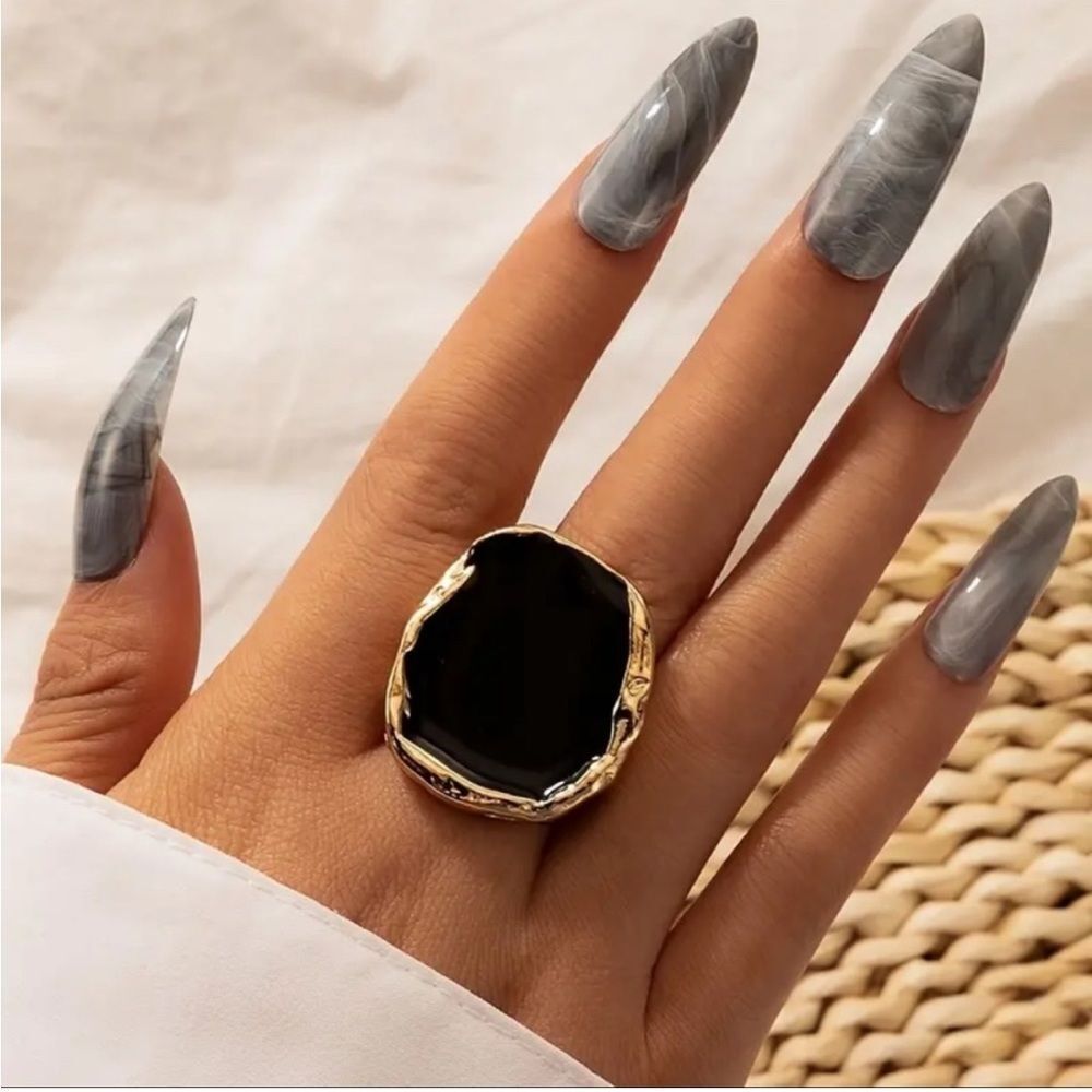 Chunky gold and Black Ring - Picture 3 of 8